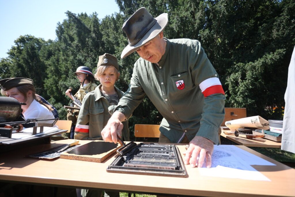 Barykada powstańcza w Toruniu, fot. Mikołaj Kuras dla UMWKP