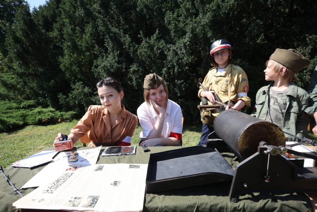 Barykada powstańcza w Toruniu, fot. Mikołaj Kuras dla UMWKP