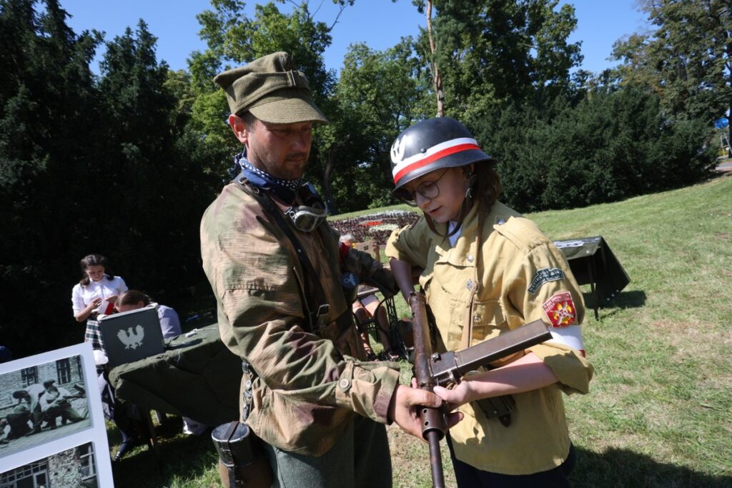 Barykada powstańcza w Toruniu, fot. Mikołaj Kuras dla UMWKP