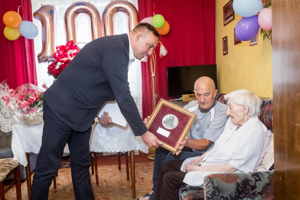 Wręczenie medalu Unitas Durat Henryce Żebrowskiej, fot. Tomasz Czachorowski/evenphoto.com.pl dla UMWKP