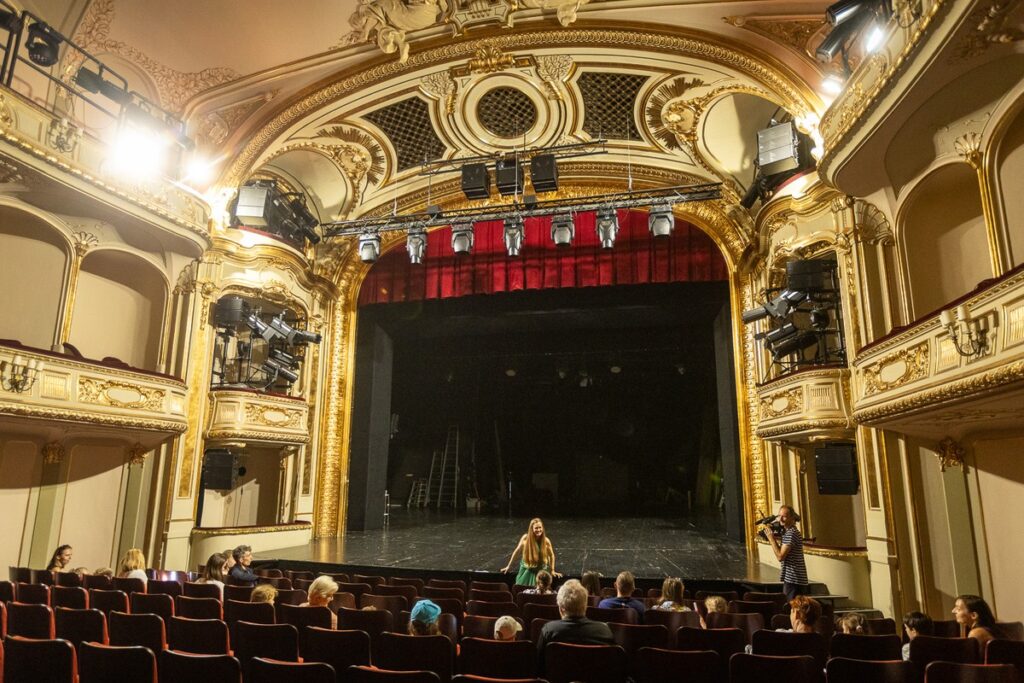 Zwiedzanie Teatru Horzycy fot. Szymon Zdziebło/tarantoga.pl dla UMWKP