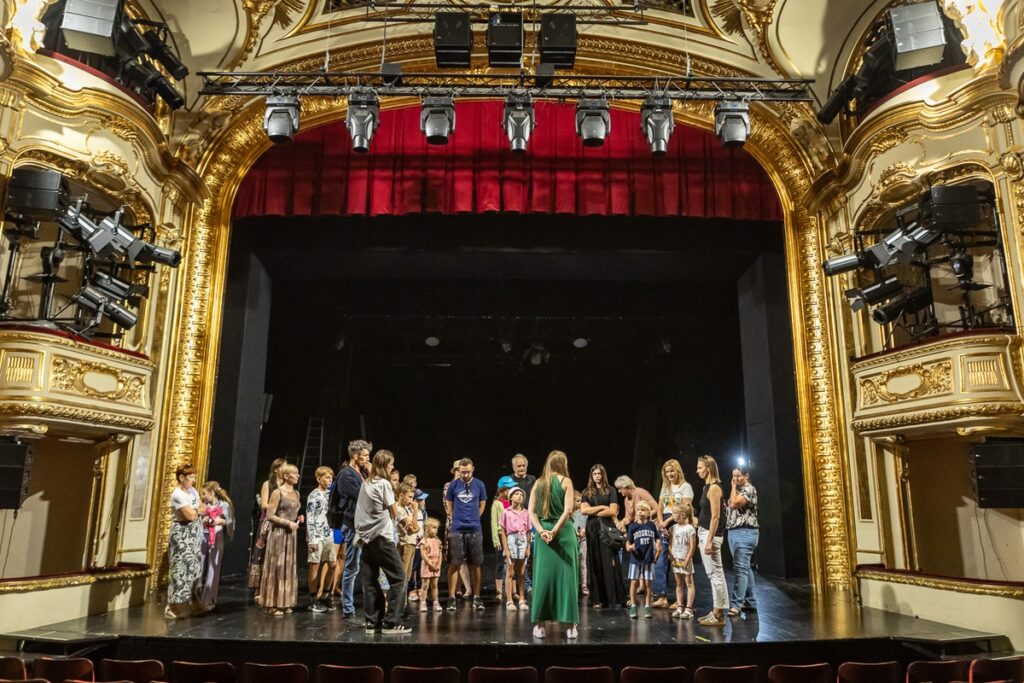 Zwiedzanie Teatru Horzycy fot. Szymon Zdziebło/tarantoga.pl dla UMWKP