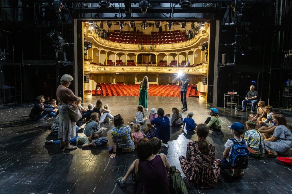 Zwiedzanie Teatru Horzycy fot. Szymon Zdziebło/tarantoga.pl dla UMWKP