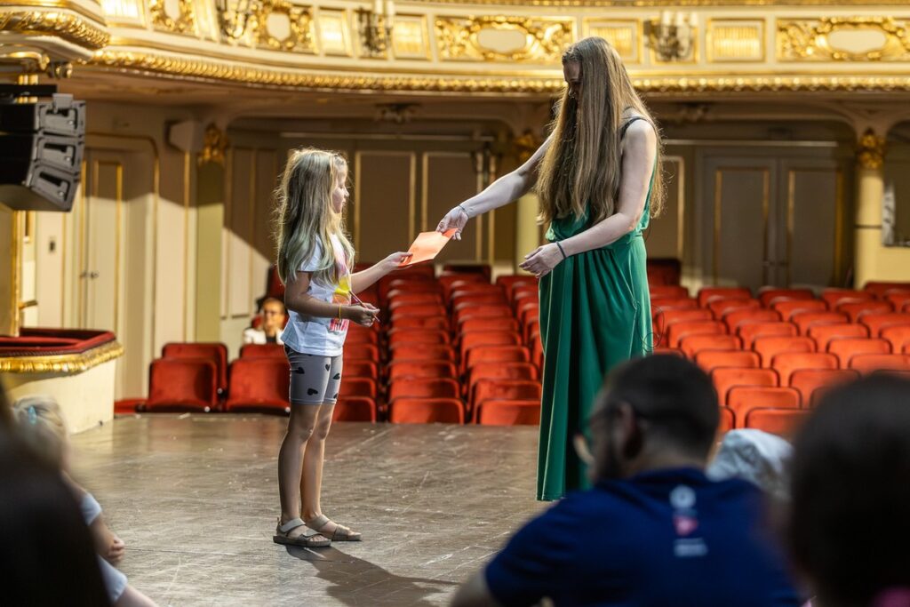 Zwiedzanie Teatru Horzycy fot. Szymon Zdziebło/tarantoga.pl dla UMWKP
