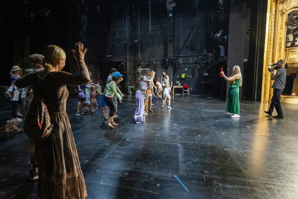 Zwiedzanie Teatru Horzycy fot. Szymon Zdziebło/tarantoga.pl dla UMWKP