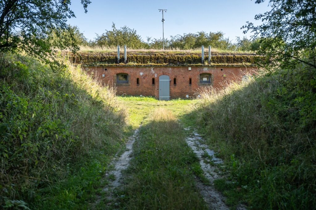 Rekonstrukcja stolarki drzwiowej w forcie II Twierdzy Chełmno w Dorposzu Szlacheckim, fot. Szymon Zdziebło/tarantoga.pl dla UMWKP