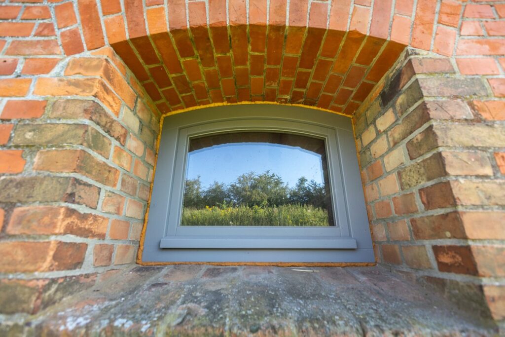 Rekonstrukcja stolarki drzwiowej w forcie II Twierdzy Chełmno w Dorposzu Szlacheckim, fot. Szymon Zdziebło/tarantoga.pl dla UMWKP