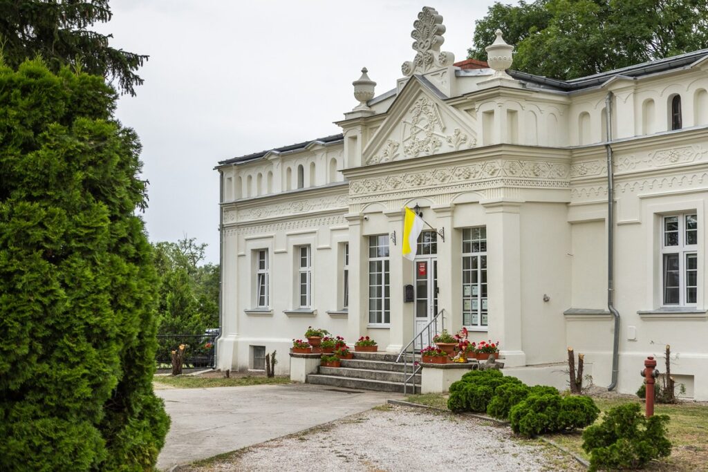 Remont konserwatorski budynku plebanii (Dwór Modlińskich) w Krzywosądzy, fot. Szymon Zdziebło/tarantoga.pl dla UMWKP