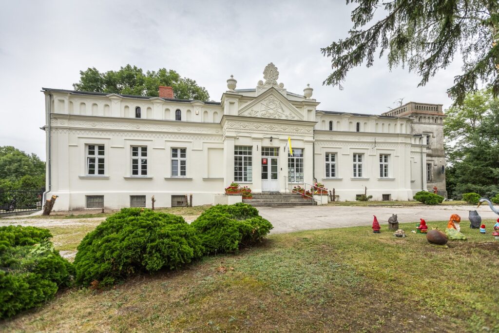 Remont konserwatorski budynku plebanii (Dwór Modlińskich) w Krzywosądzy, fot. Szymon Zdziebło/tarantoga.pl dla UMWKP
