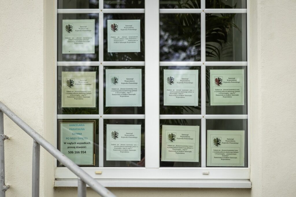 Remont konserwatorski budynku plebanii (Dwór Modlińskich) w Krzywosądzy, fot. Szymon Zdziebło/tarantoga.pl dla UMWKP