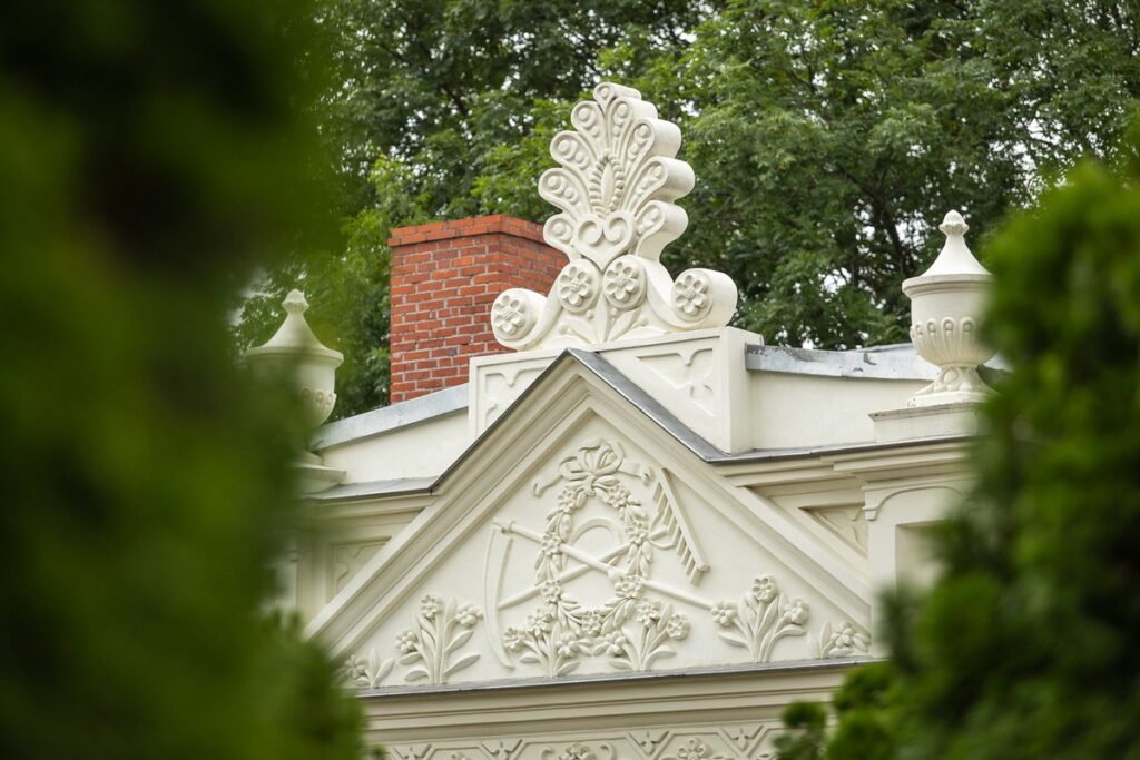 Remont konserwatorski budynku plebanii (Dwór Modlińskich) w Krzywosądzy, fot. Szymon Zdziebło/tarantoga.pl dla UMWKP