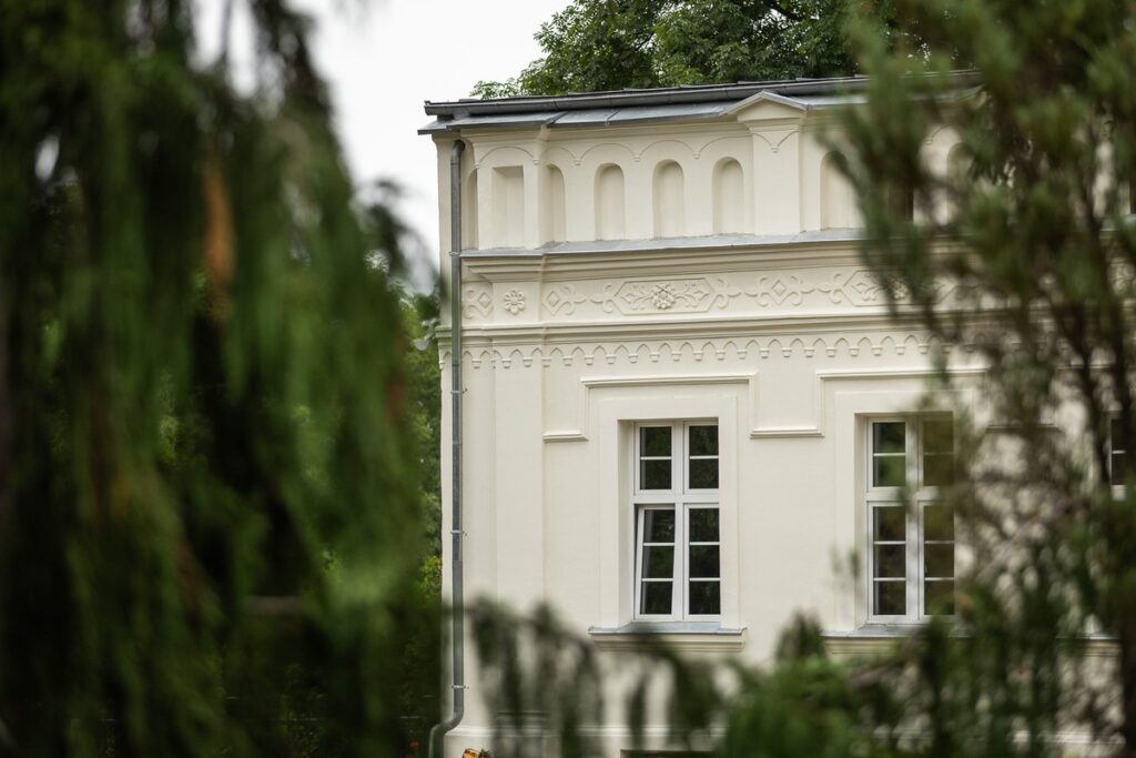 Remont konserwatorski budynku plebanii (Dwór Modlińskich) w Krzywosądzy, fot. Szymon Zdziebło/tarantoga.pl dla UMWKP