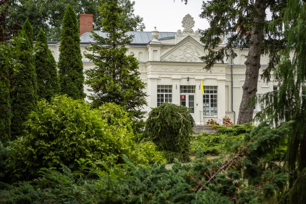 Remont konserwatorski budynku plebanii (Dwór Modlińskich) w Krzywosądzy, fot. Szymon Zdziebło/tarantoga.pl dla UMWKP