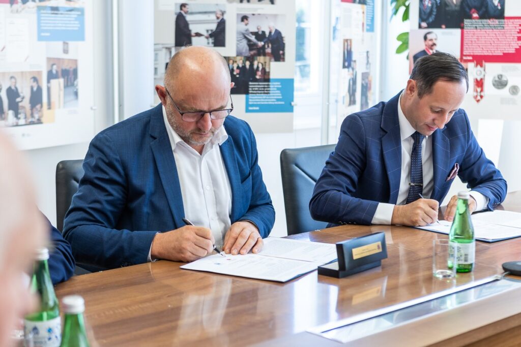 Podpisanie wniosku o wpisanie zespołu zabytkowej warzelni soli w Ciechocinku na listę UNESCO, fot. Szymon Zdziebło/tarantoga.pl dla UMWKP