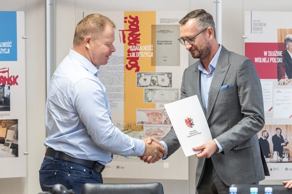 Umowy na małą retencję – spotkanie z beneficjentami, fot. Szymon Zdziebło tarantoga dla UMWKP