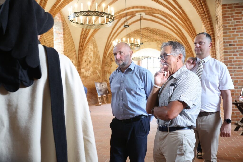 Wizyta marszałka Piotra Całbeckiego na zamku w Świeciu, fot. Tomasz Czachorowski/evemtphoto.com.pl dla UMWKP