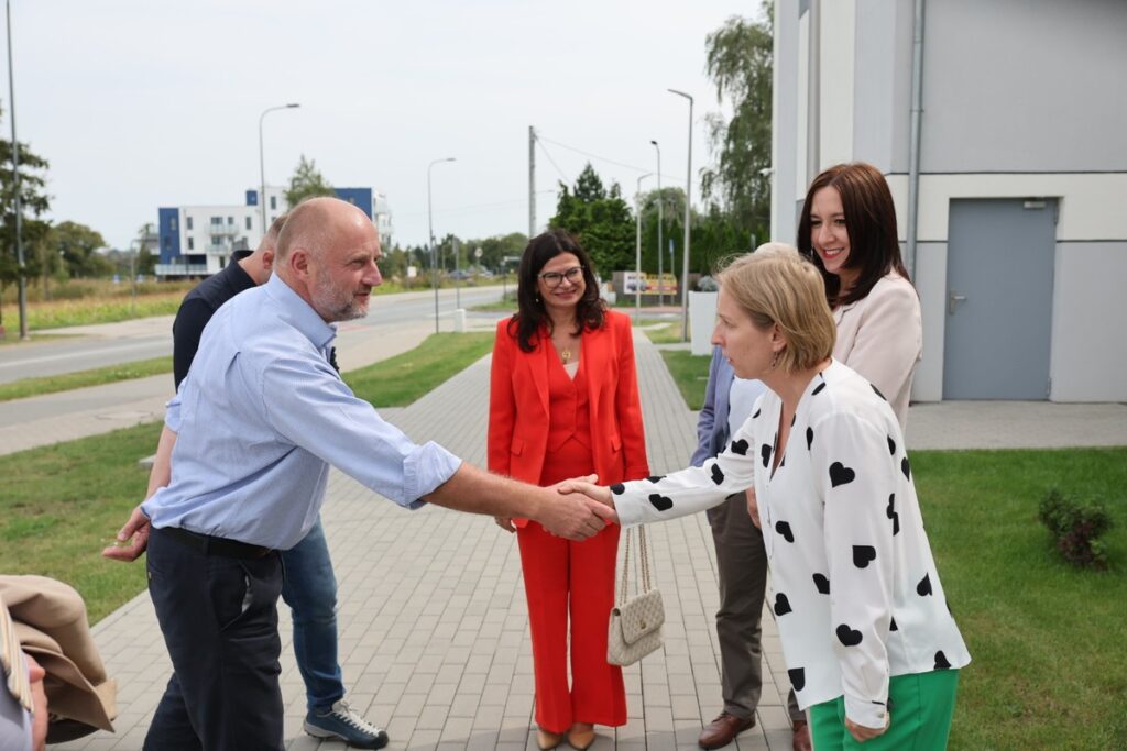 Wizyta marszałka Piotra Całbeckiego w mieszkaniach chronionych w Świeciu, fot. Tomasz Czachorowski/eventphoto.com.pl dla UMWKP