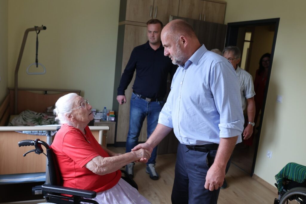 Wizyta marszałka Piotra Całbeckiego w mieszkaniach chronionych w Świeciu, fot. Tomasz Czachorowski/eventphoto.com.pl dla UMWKP