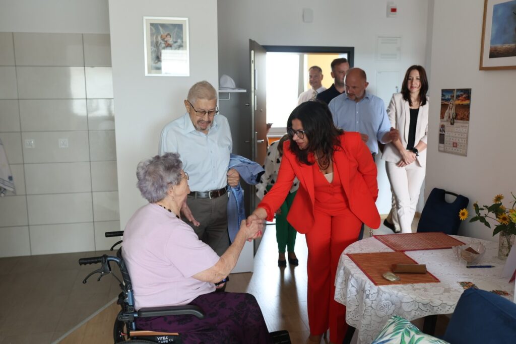Wizyta marszałka Piotra Całbeckiego w mieszkaniach chronionych w Świeciu, fot. Tomasz Czachorowski/eventphoto.com.pl dla UMWKP
