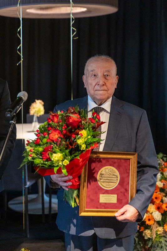 Wręczenie medalu Unitas Durat Józefowi Butrymowiczowi, fot. Szymon Zdziebło/tarantoga.pl dla UMWKP