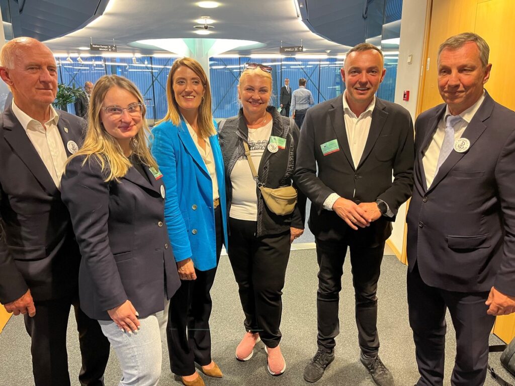 Członkowie sejmikowej Komisji Współpracy Międzynarodowej w kuluarach Parlamentu Europejskiego, trzecia od lewej przewodnicząca PE Roberta Metsola, fot. Mieszko Matusiak/UMWKP