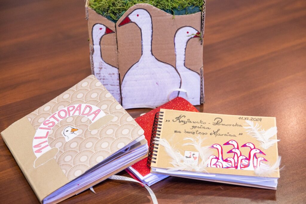 Prace konkursowe-rodzinne relacje z obchodów 11 listopada przy gęsinie, fot. Andrzej Goiński UMWKP