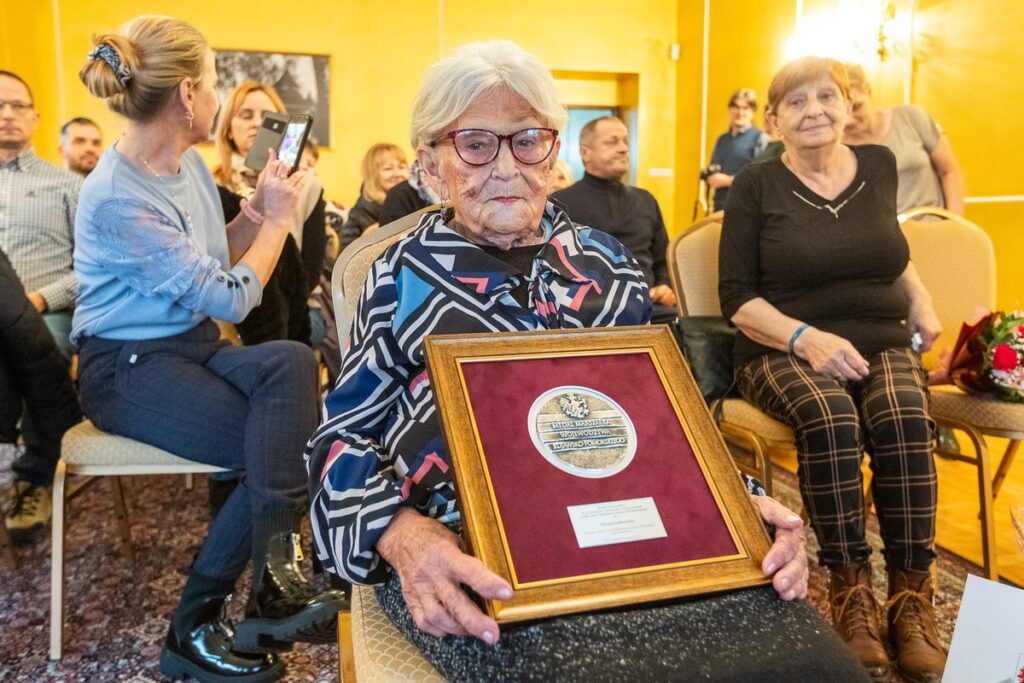 Uhonorowanie Heleny Szpakowskiej z Lipna medalem Unitas Durat, fot. Szymon Zdziebło/tarantoga.pl dla UMWKP