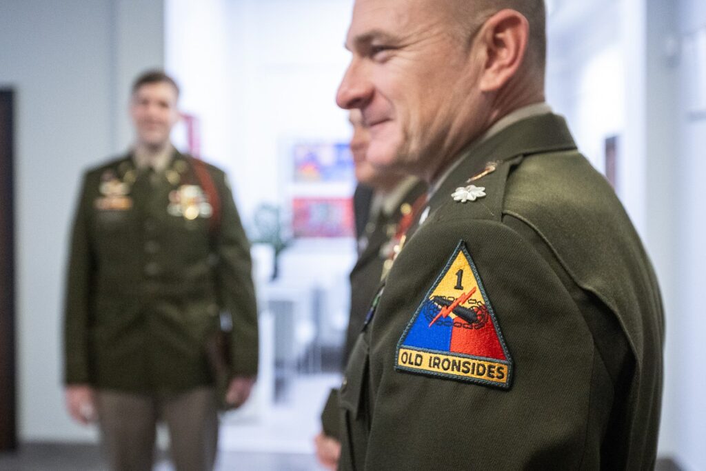 Spotkanie marszałka Piotra Całbeckiego z amerykańskimi żołnierzami fot. Szymon Zdziebło/tarantoga.pl dla UMWKP