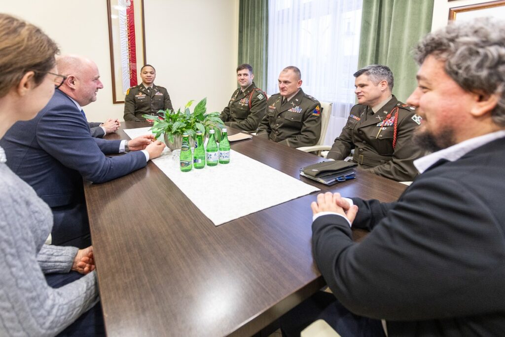 Spotkanie marszałka Piotra Całbeckiego z amerykańskimi żołnierzami fot. Szymon Zdziebło/tarantoga.pl dla UMWKP