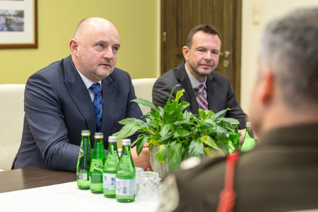 Spotkanie marszałka Piotra Całbeckiego z amerykańskimi żołnierzami fot. Szymon Zdziebło/tarantoga.pl dla UMWKP