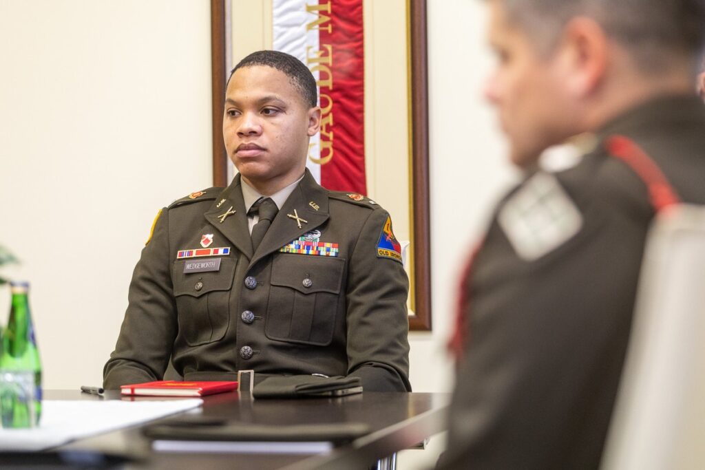 Spotkanie marszałka Piotra Całbeckiego z amerykańskimi żołnierzami fot. Szymon Zdziebło/tarantoga.pl dla UMWKP