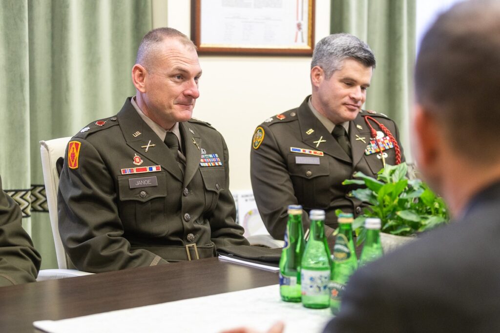 Spotkanie marszałka Piotra Całbeckiego z amerykańskimi żołnierzami fot. Szymon Zdziebło/tarantoga.pl dla UMWKP