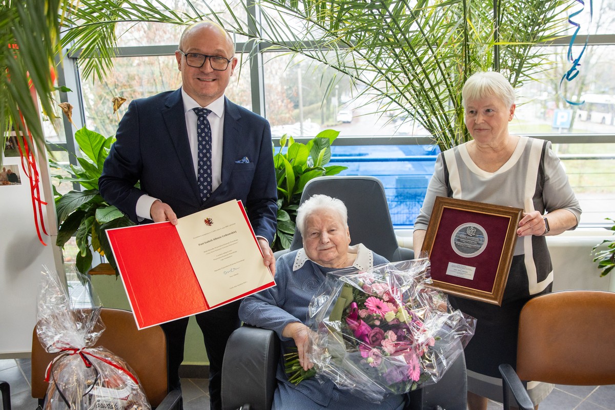 Presentation of the Unitas Durat medal to Izabela Cetkowska, photo by Andrzej Goiński/UMWKP