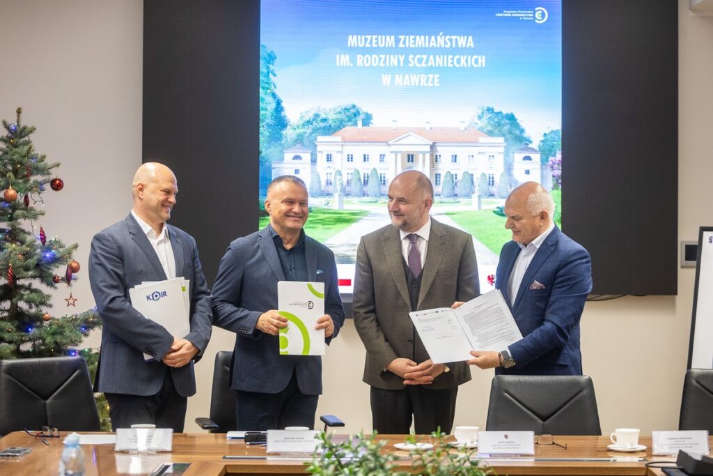 Umowa z generalnym wykonawcą inwestycji w zespole pałacowo-parkowym w Nawrze, fot. Szymon Zdziebło/tarantoga.pl