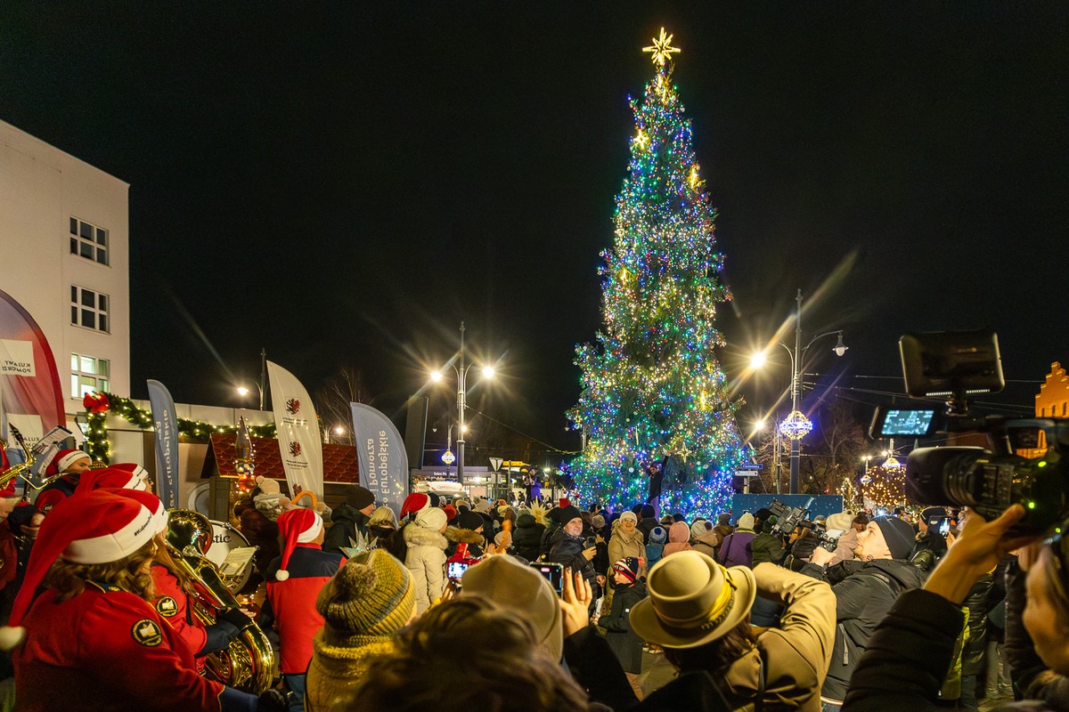 Christmas workshops in front of the Marshal's Office, photo by Szymon Zdziebło/tarantoga.pl for UMWKP