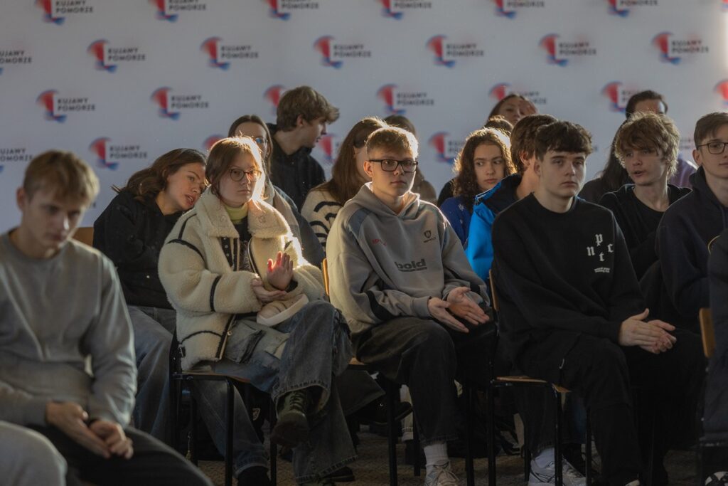 Meeting on launching a call for proposals at the LAG aimed at youth clubs , photo by Mikołaj Kuras for UMWKP
