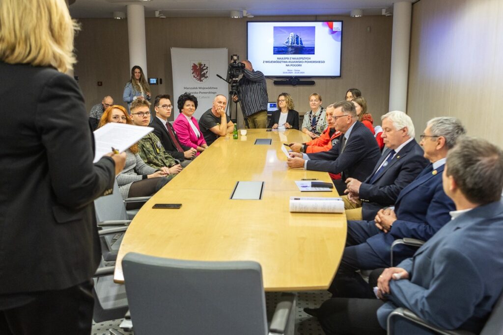Konferencja prasowa wicemarszałka Zbigniewa Ostrowskiego z udziałem uczestników rejsu, fot. Szymon Zdziebło/tarantoga.pl dla UMWKP