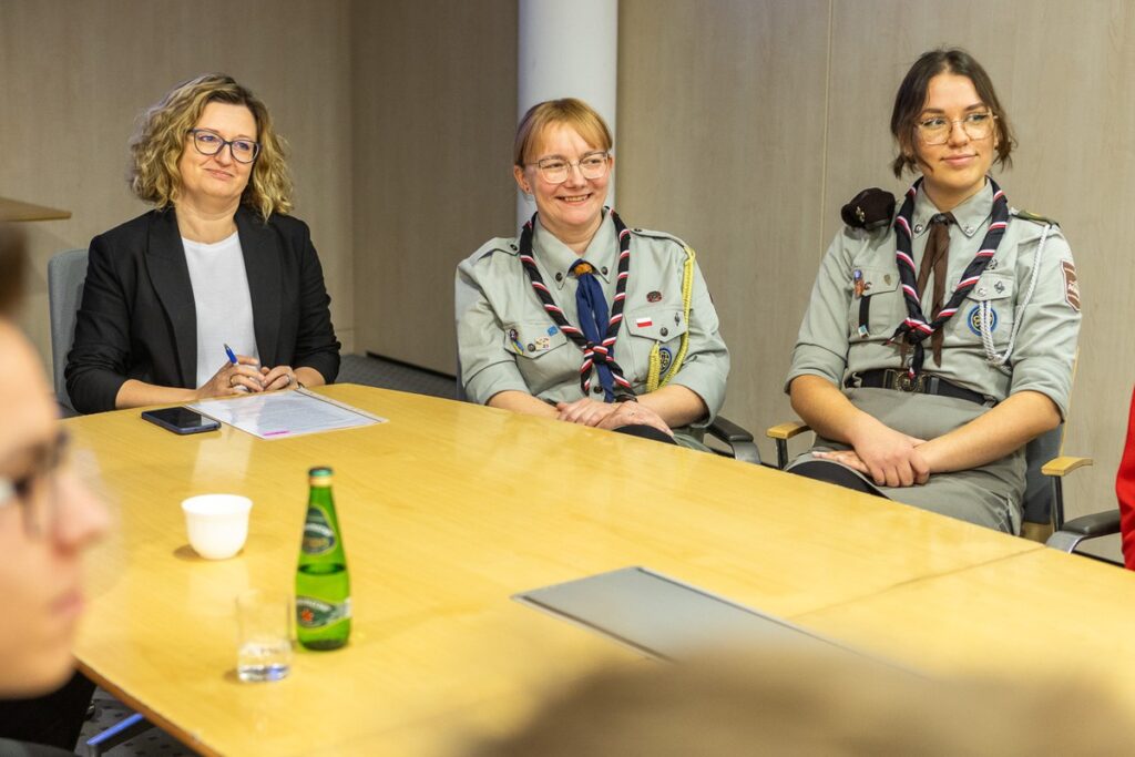 Konferencja prasowa wicemarszałka Zbigniewa Ostrowskiego z udziałem uczestników rejsu, fot. Szymon Zdziebło/tarantoga.pl dla UMWKP
