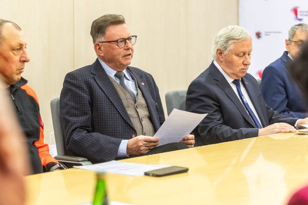 Konferencja prasowa wicemarszałka Zbigniewa Ostrowskiego z udziałem uczestników rejsu, fot. Szymon Zdziebło/tarantoga.pl dla UMWKP