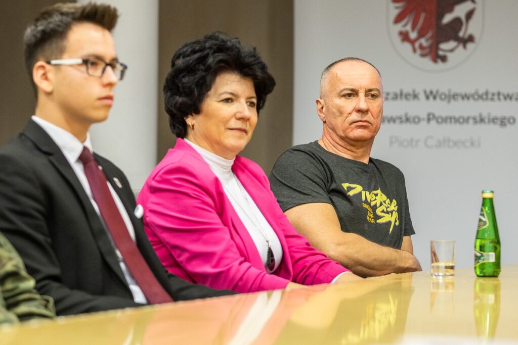 Konferencja prasowa wicemarszałka Zbigniewa Ostrowskiego z udziałem uczestników rejsu, fot. Szymon Zdziebło/tarantoga.pl dla UMWKP