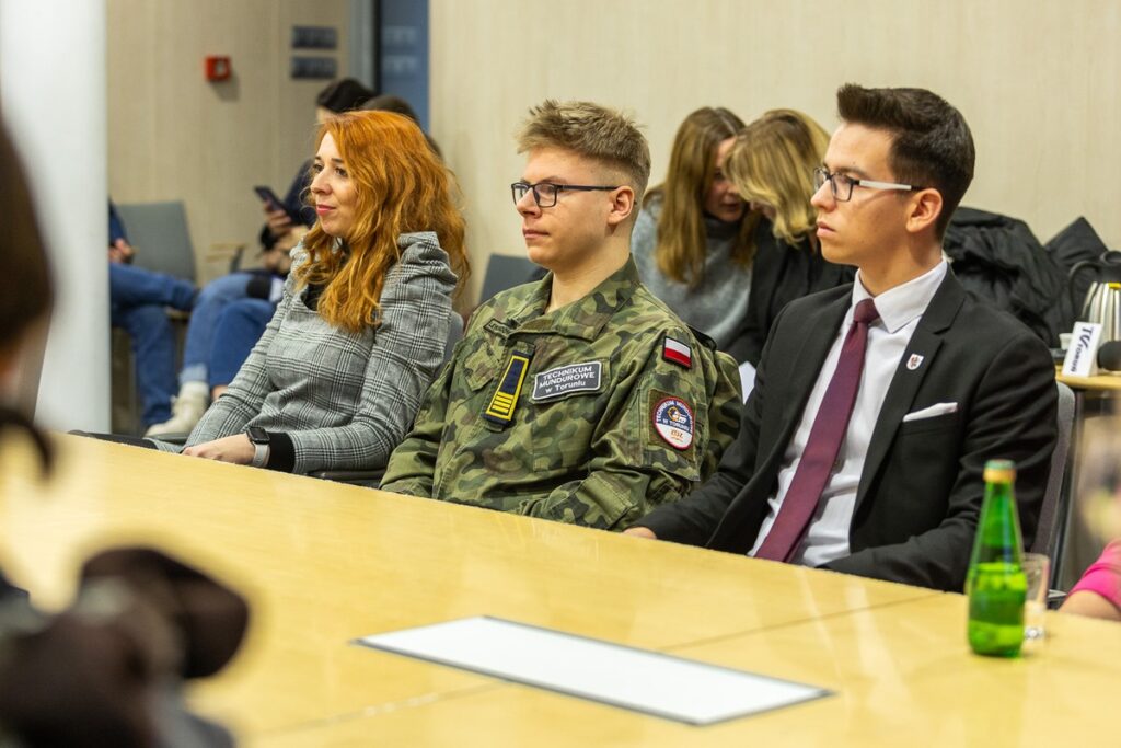 Konferencja prasowa wicemarszałka Zbigniewa Ostrowskiego z udziałem uczestników rejsu, fot. Szymon Zdziebło/tarantoga.pl dla UMWKP