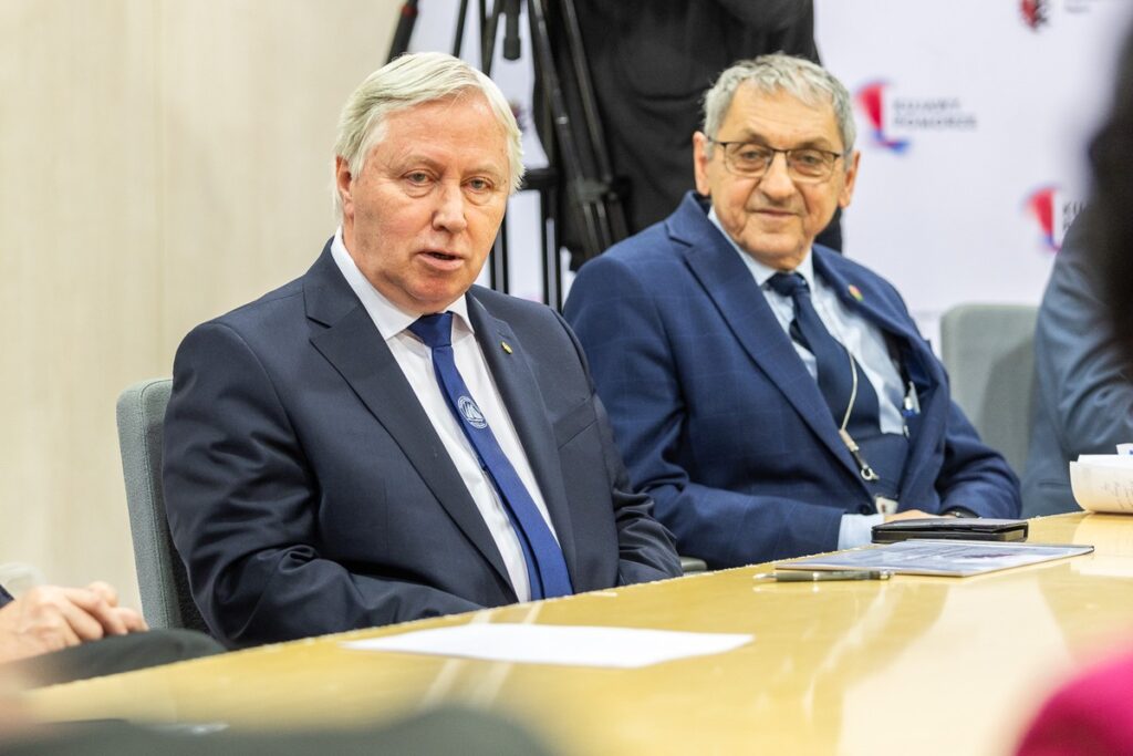 Konferencja prasowa wicemarszałka Zbigniewa Ostrowskiego z udziałem uczestników rejsu, fot. Szymon Zdziebło/tarantoga.pl dla UMWKP