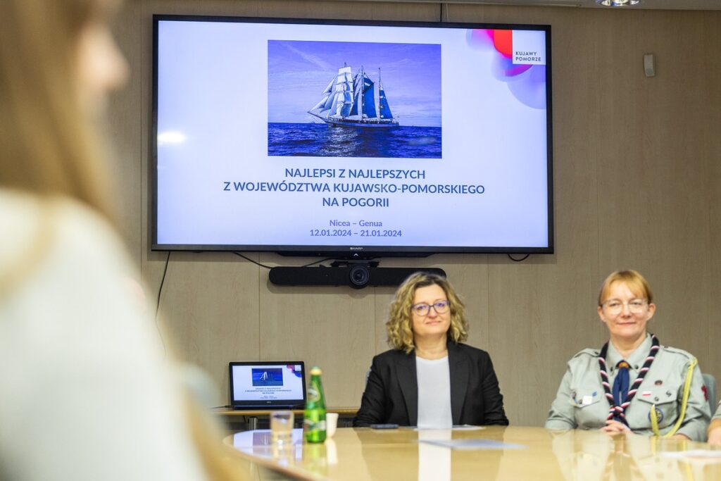 Konferencja prasowa wicemarszałka Zbigniewa Ostrowskiego z udziałem uczestników rejsu, fot. Szymon Zdziebło/tarantoga.pl dla UMWKP