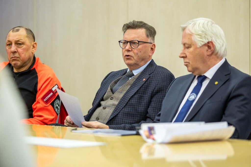 Konferencja prasowa wicemarszałka Zbigniewa Ostrowskiego z udziałem uczestników rejsu, fot. Szymon Zdziebło/tarantoga.pl dla UMWKP