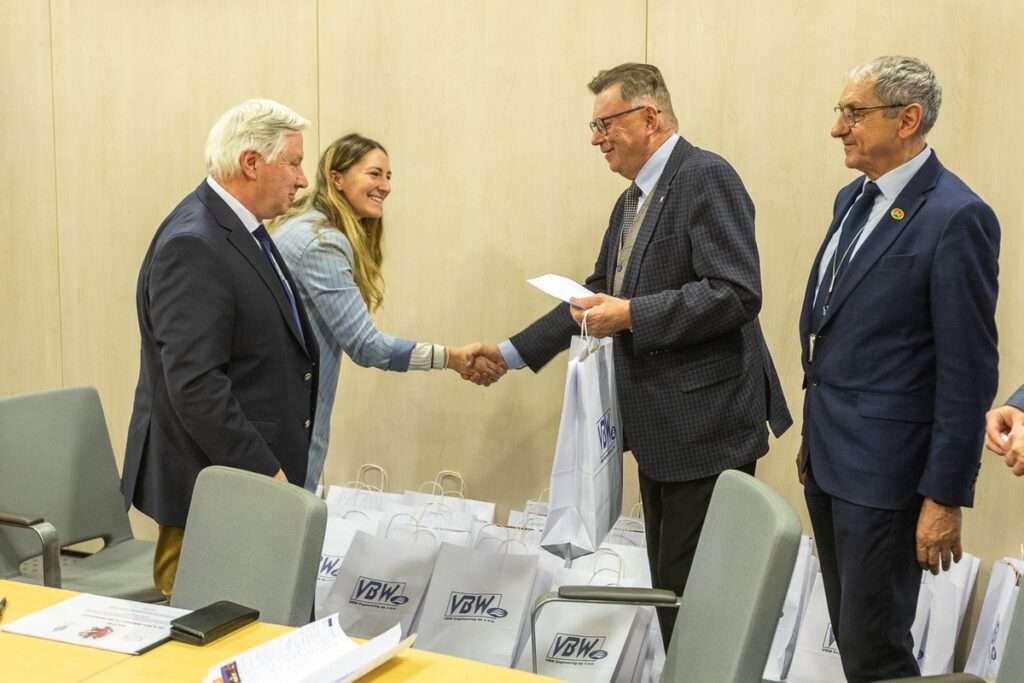 Konferencja prasowa wicemarszałka Zbigniewa Ostrowskiego z udziałem uczestników rejsu, fot. Szymon Zdziebło/tarantoga.pl dla UMWKP