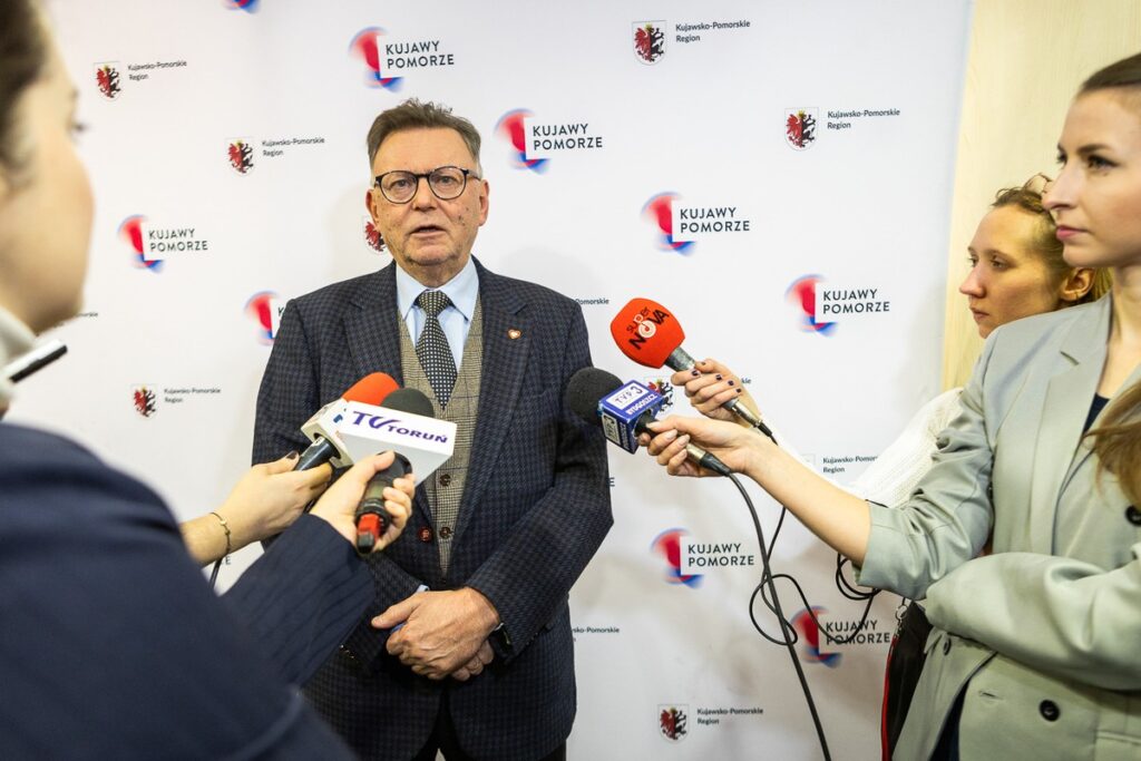 Konferencja prasowa wicemarszałka Zbigniewa Ostrowskiego z udziałem uczestników rejsu, fot. Szymon Zdziebło/tarantoga.pl dla UMWKP
