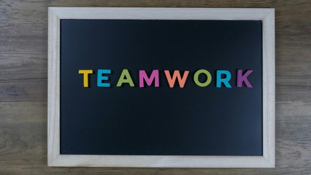 Napis TEAMWORK (praca zespołowa), darmowa grafika z portalu pexels.com