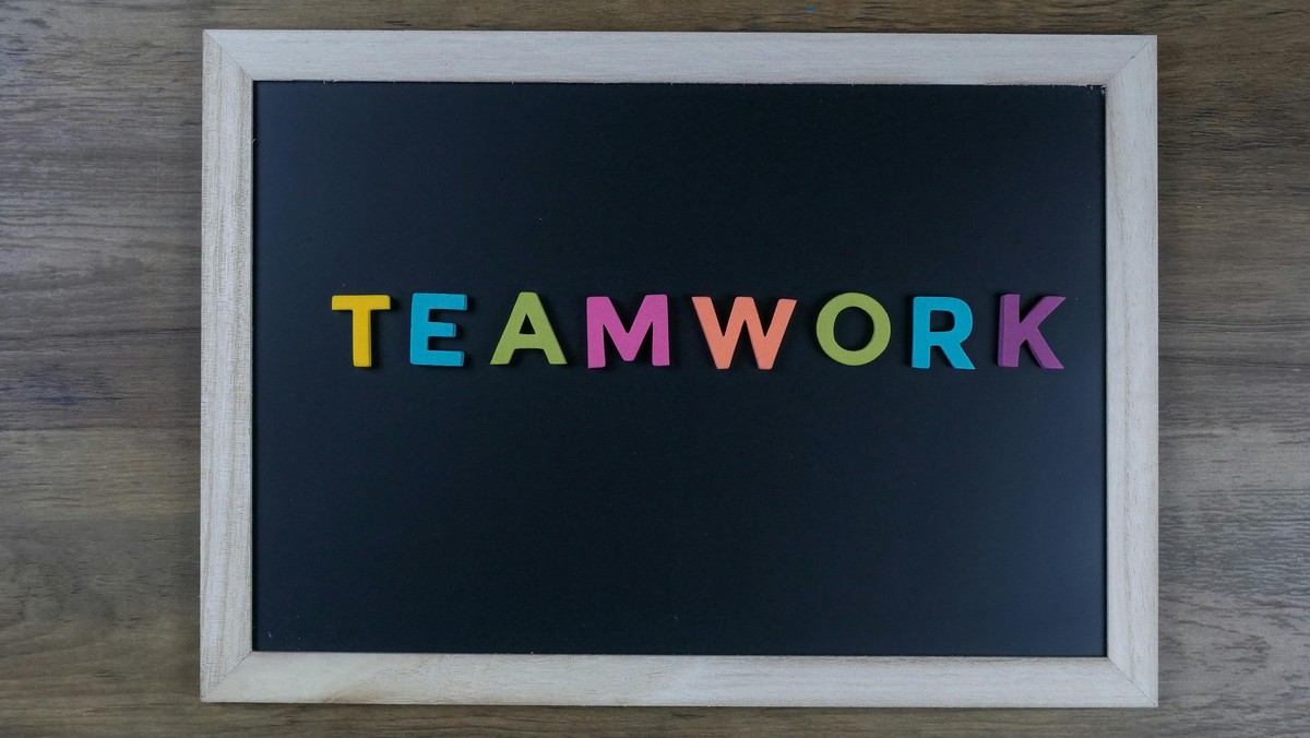 Napis TEAMWORK (praca zespołowa), darmowa grafika z portalu pexels.com