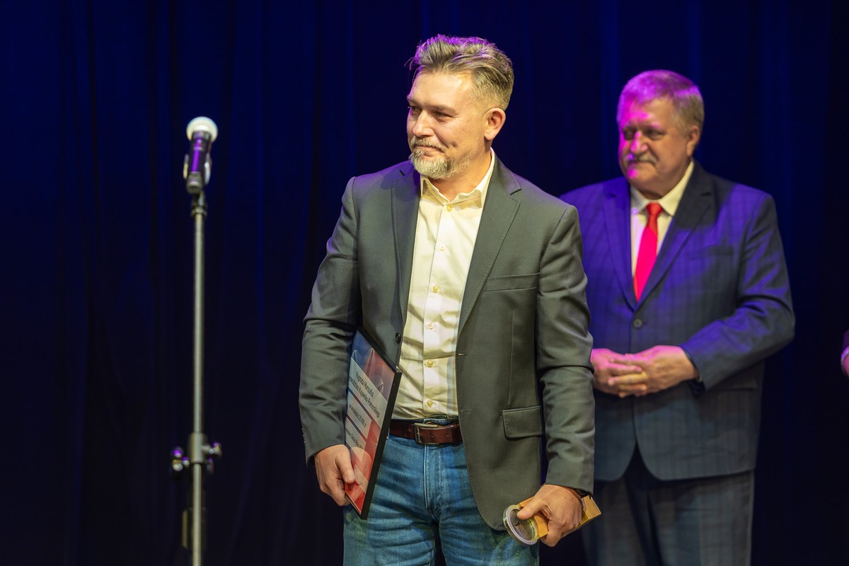 Przemysław Kowalewski na gali Nagrody Literackiej Marszałka Województwa 2023, fot. Szymon Zdziebło dla UMWKP