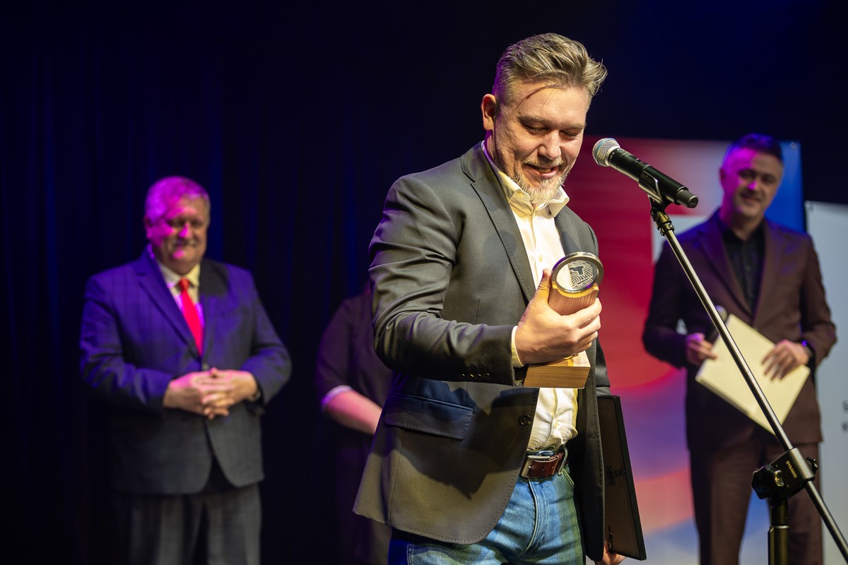 Przemysław Kowalewski na gali Nagrody Literackiej Marszałka Województwa 2023, fot. Szymon Zdziebło dla UMWKP